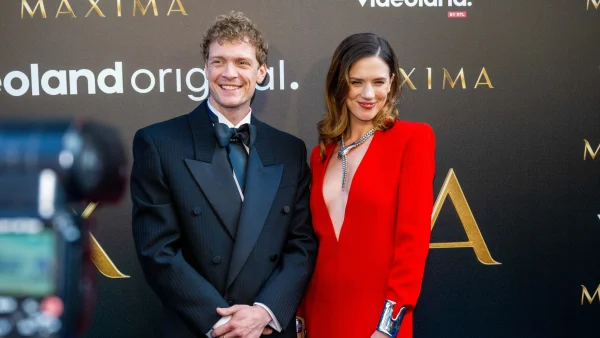 Martijn Lakemeier en Delfina Chaves bij de premiere van de Videoland-dramaserie Máxima