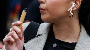 Thumbnail voor Jongeren massaal aan de vape: 'De overheid moet onze kinderen beter beschermen'