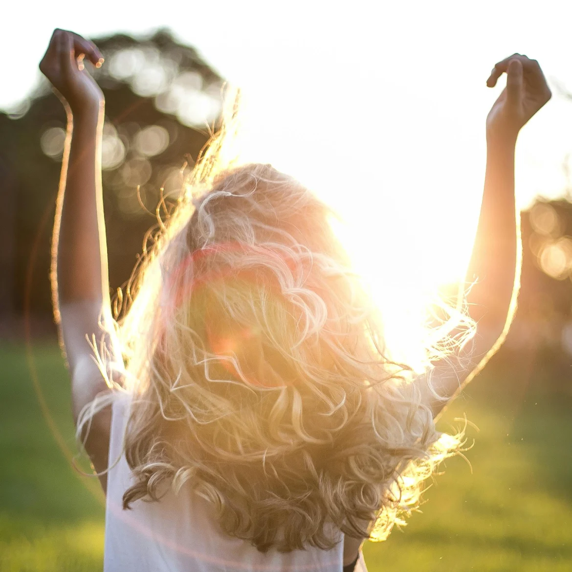 vrouw dansend in de zon | Lenteachtige vrijdag voor de boeg: hier wordt het tot wel 18 graden