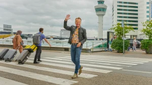 Thumbnail voor Joris Linssen is terug met 'Hello Goodbye': 'Heftige verhalen soms, maar uiteindelijk overheerst de liefde'