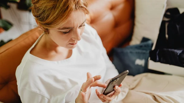 Laura organiseert weekend voor vriendinnen, zonder iets terug te vragen – tot ze zelf een Tikkie krijgt