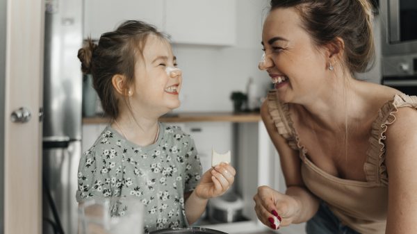 moeder en dochter bakken samen