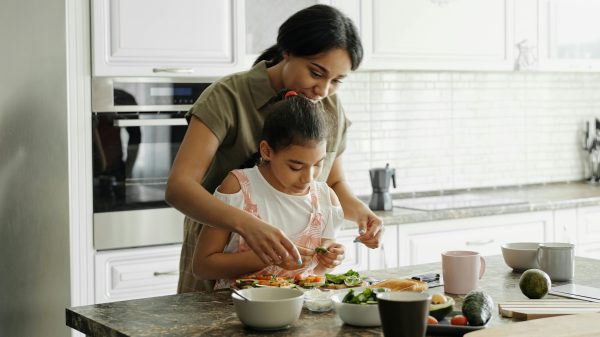 Vrouw en kind keuken