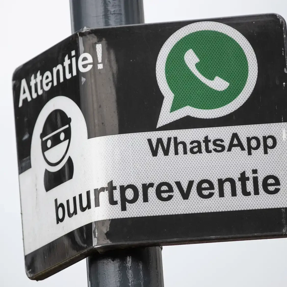 Bordje van WhatsApp buurtpreventie tegen inbraken