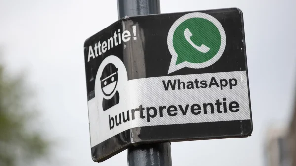 Bordje van WhatsApp buurtpreventie tegen inbraken