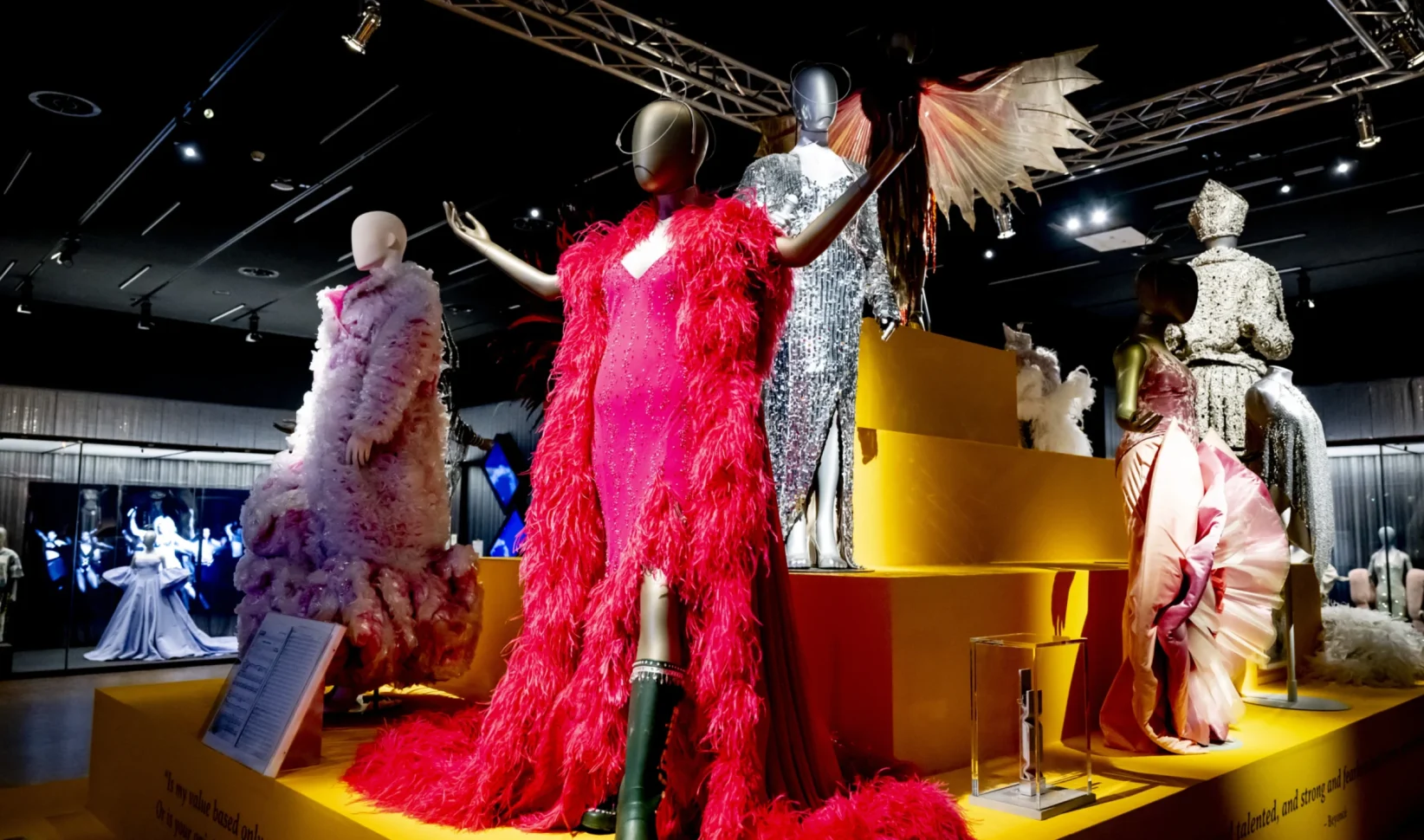 Tentoonstelling DIVA tijdens de perspreview van de tentoonstelling DIVA. De expositie gaat ondermeer over de kleren, looks en impact die diva's als Marilyn Monroe, Tina Turner en Lady Gaga hebben op de samenleving.