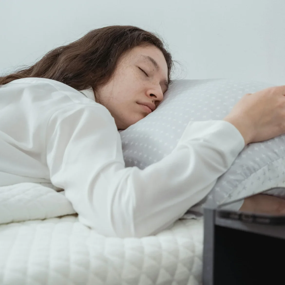 Vrouw die slaapt met een wekker naast haar