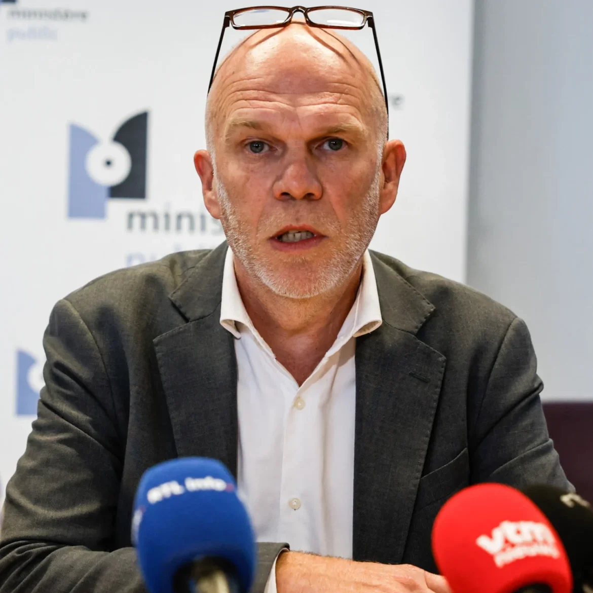 Aanklager Vincent Macq tijdens een persconferentie