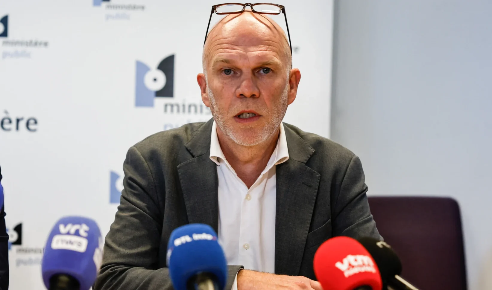 Aanklager Vincent Macq tijdens een persconferentie