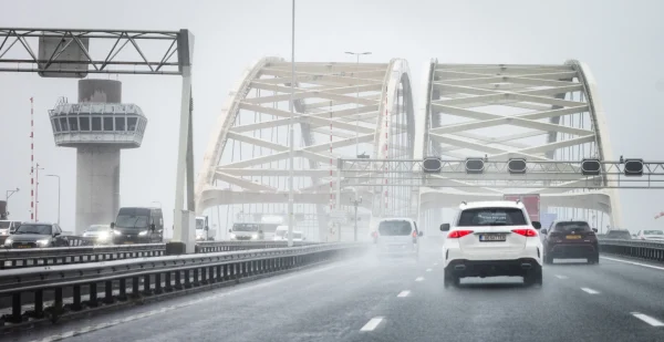 Mist en regen op de snelweg