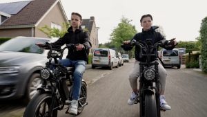 Thumbnail voor Guillaume (15) en Owen (13) uit 'Pubers' lopen in het gareel: 'Ik voel druk van mijn ouders om goed te presteren'