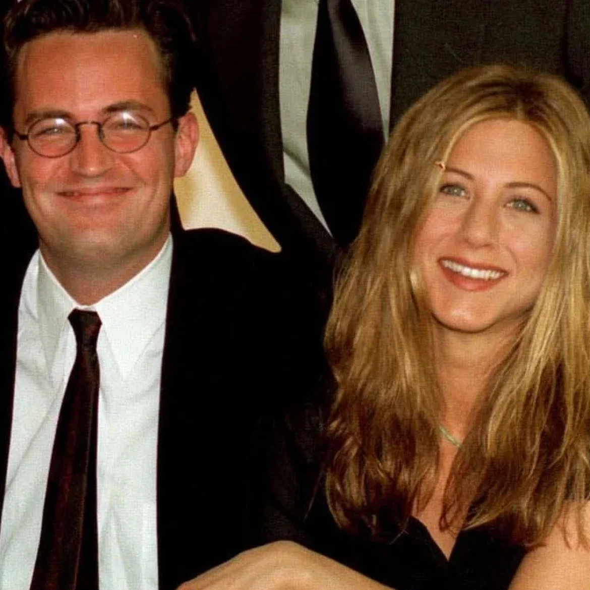 Friends-acteurs omringen Matthew Perry