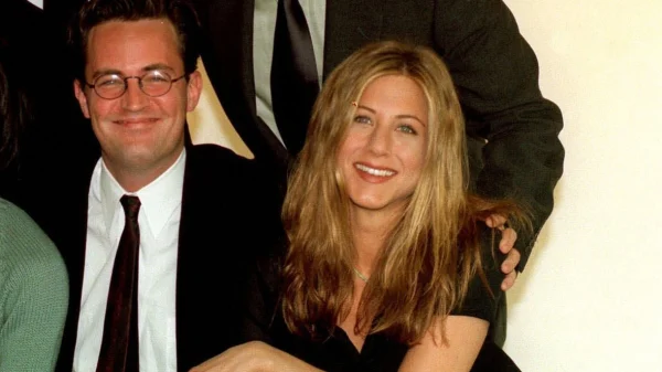 Friends-acteurs omringen Matthew Perry