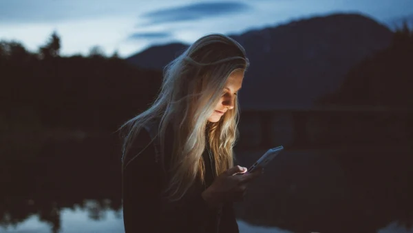 Vrouw betaalt Tikkie op telefoon