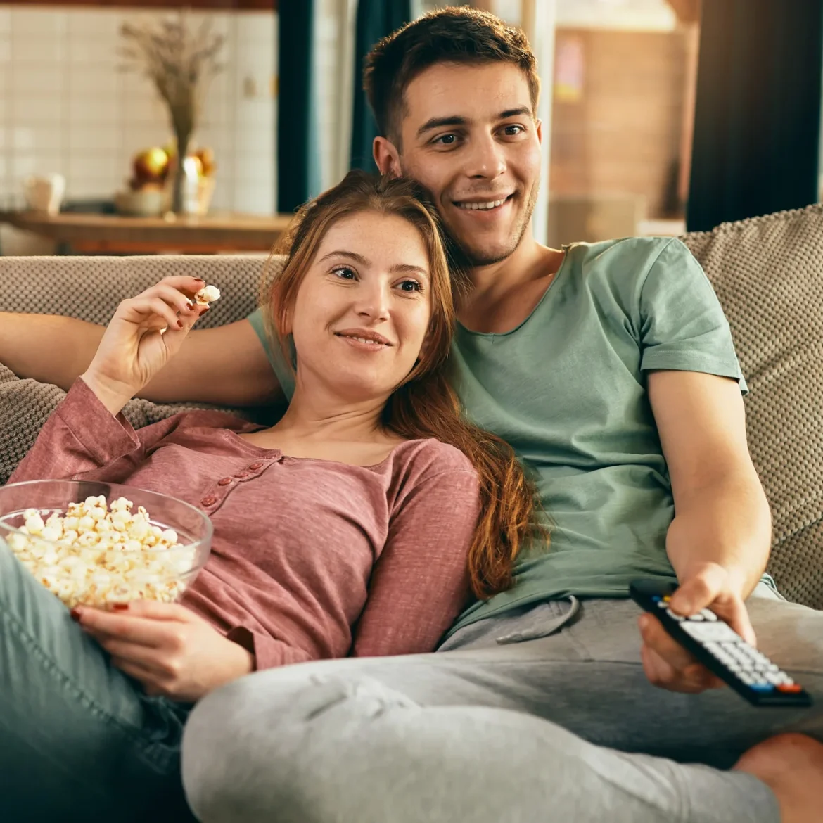 Stel kijkt televisie op de bank