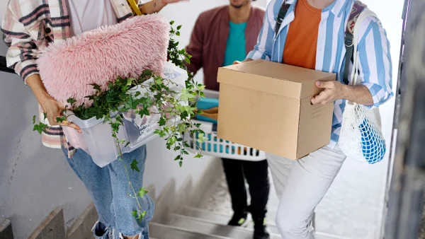 Drie mensen aan het verhuizen