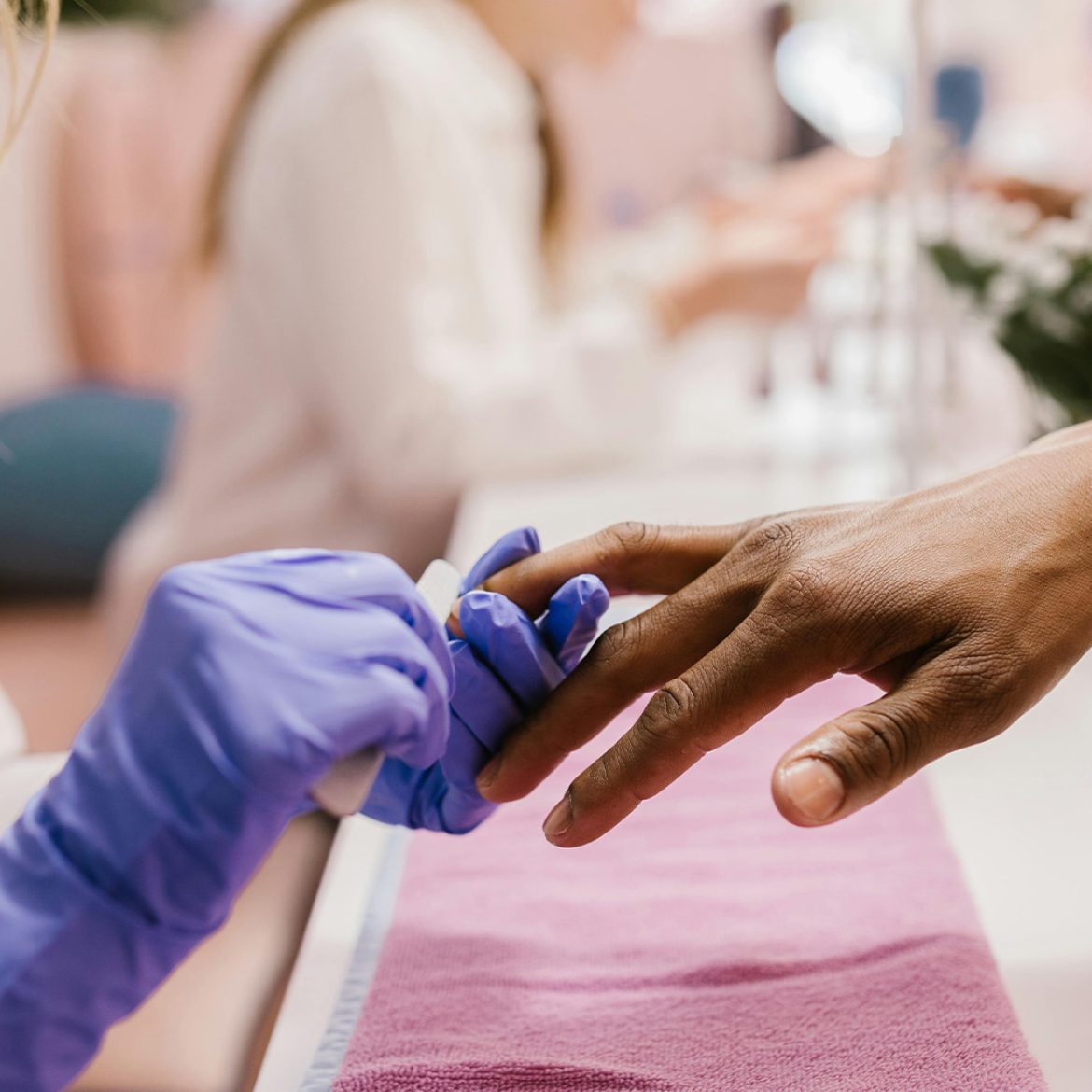 Steeds meer vrouwen ontwikkelen acrylatenallergie door gelnagels en de gevolgen zijn verstrekkend