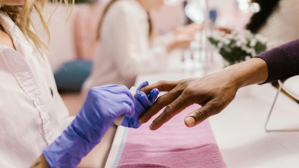 Steeds meer vrouwen ontwikkelen acrylatenallergie door gelnagels en de gevolgen zijn verstrekkend