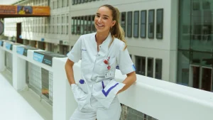 Thumbnail voor Van dansvloer naar ziekenhuis: Charlotte (26) vond per ongeluk haar droombaan