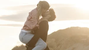 Thumbnail voor Riekje dook de duinen in met haar vriend, maar werd betrapt: 'Een bekende jogde langs'