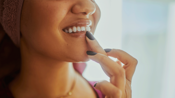 Vrouw smeert lippenbalsem.