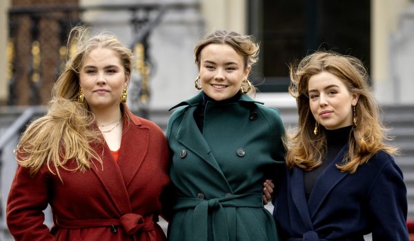 Winterfotosessie koninklijke familie met drie prinsessen