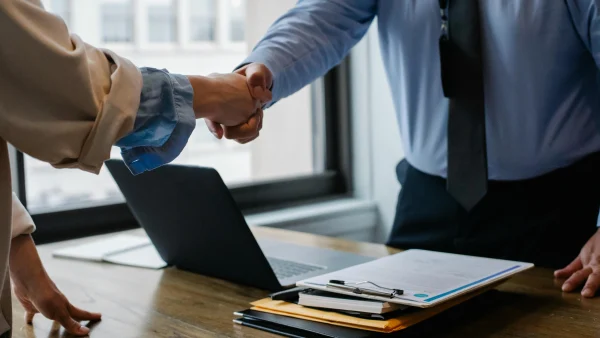 daten met collega, mensen schudden elkaar de hand