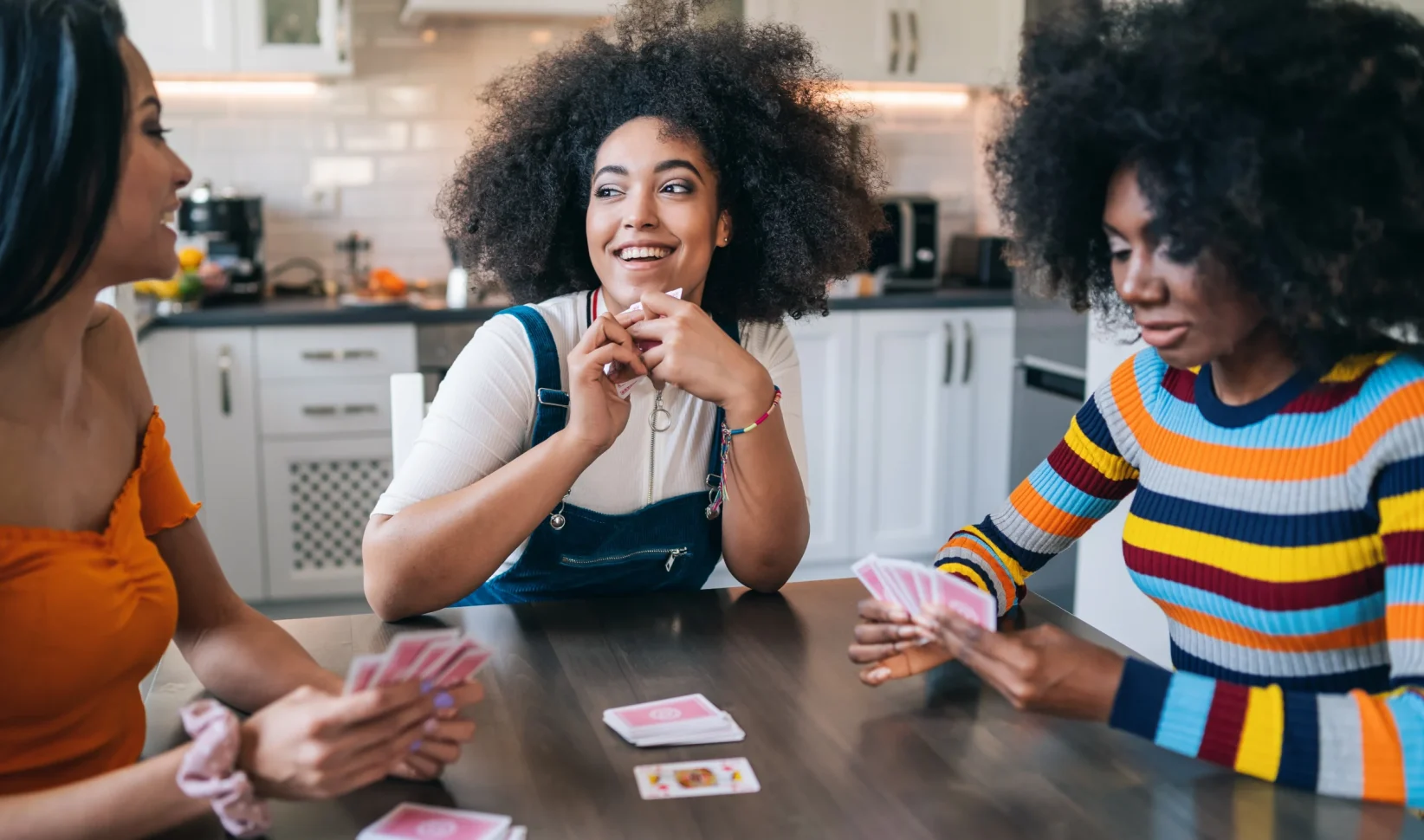 Winnen geblazen: 5 x spelletjes die ideaal zijn voor bij een leuke avond met vrienden