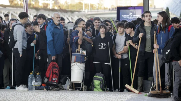 Duizenden vrijwilligers worden huiswaarts gestuurd in Valencia: 'Niet wat we hier het hardst nodig hebben'