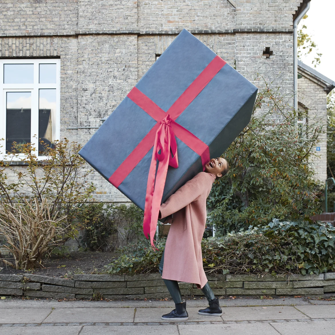 Vrouw met groot kerstcadeau