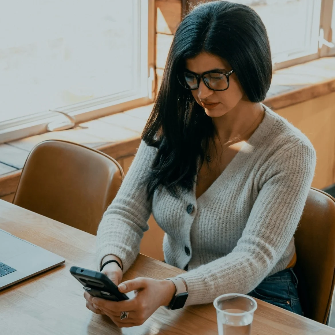 vrouw met laptop en telefoon | tikkie promotie