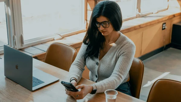 vrouw met laptop en telefoon | tikkie promotie