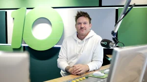 Thumbnail voor Johnny de Mol ziet wens uitkomen met presenteren radioprogramma