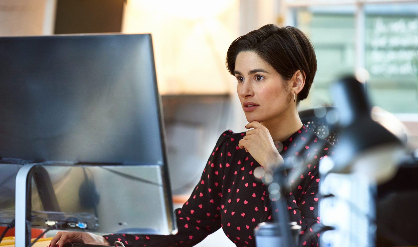 Vrouw achter computer