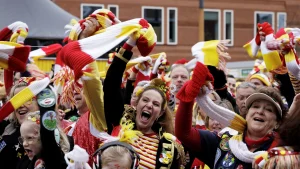 Thumbnail voor Plassen tijdens carnaval: vrouwen kunnen naar de wc op de roze lapee en de MadamePee