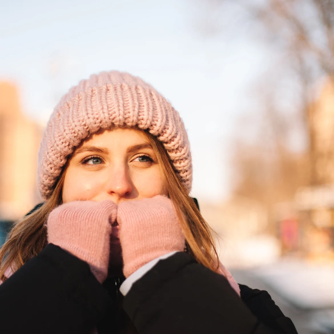 Vrouw in de kou met muts en handschoenen