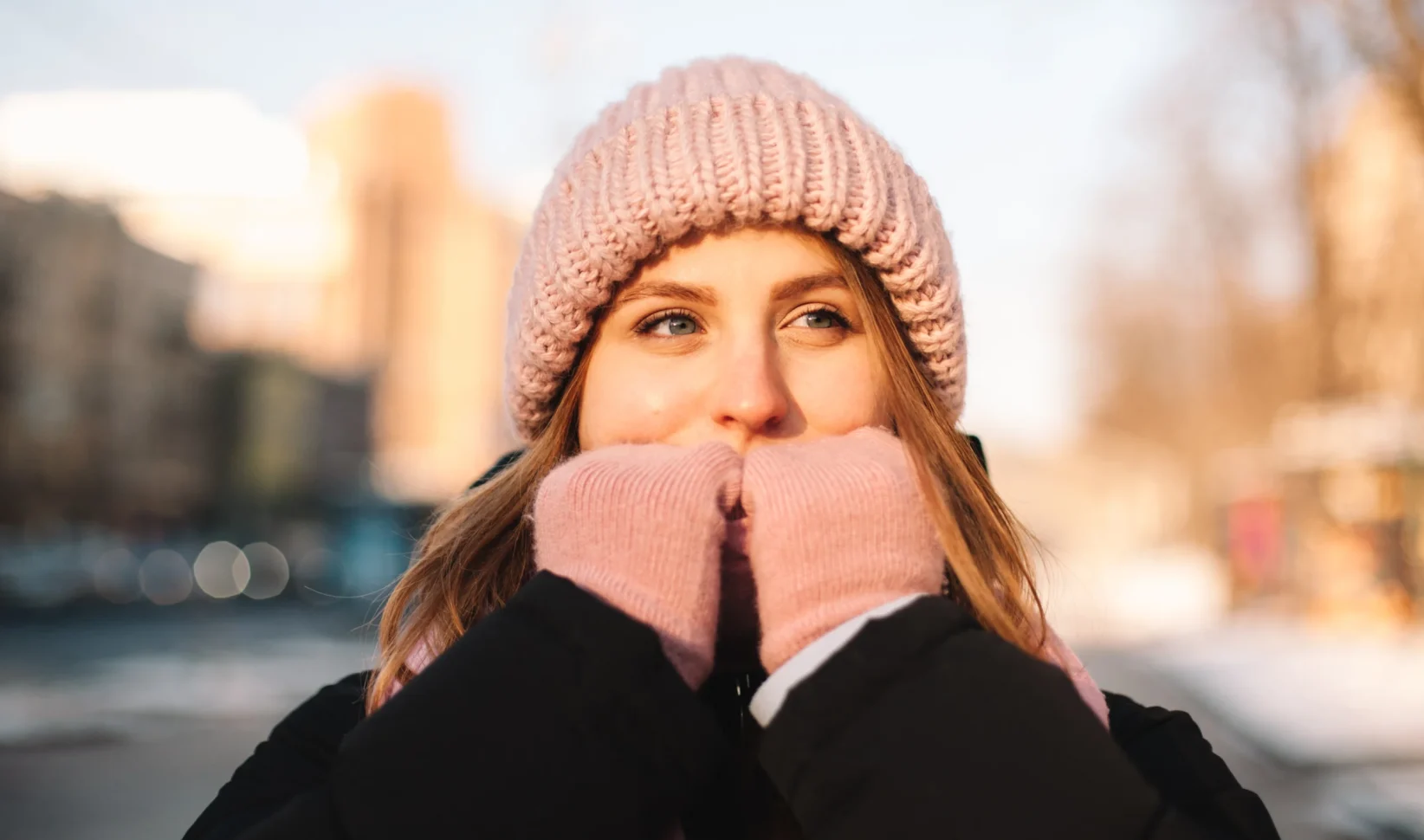 Vrouw in de kou met muts en handschoenen