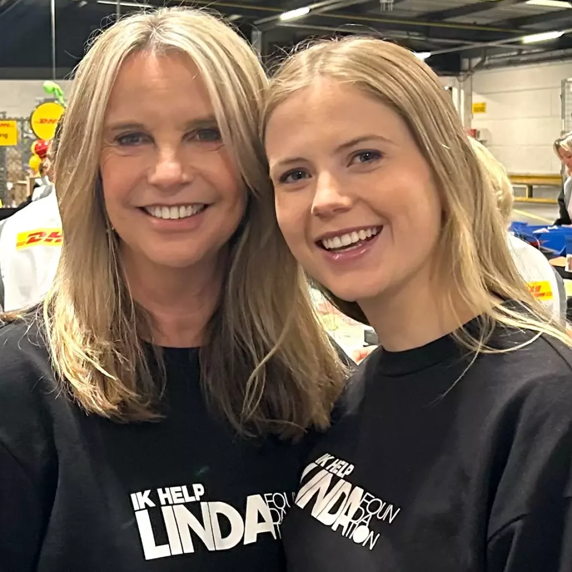 Linda en Noa samen tijdens de inpakdag van LINDA.foundation