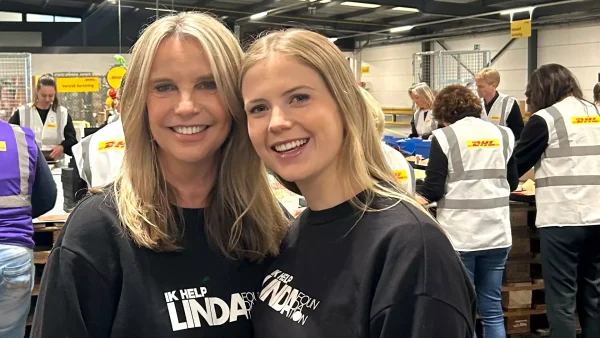 Linda en Noa samen tijdens de inpakdag van LINDA.foundation