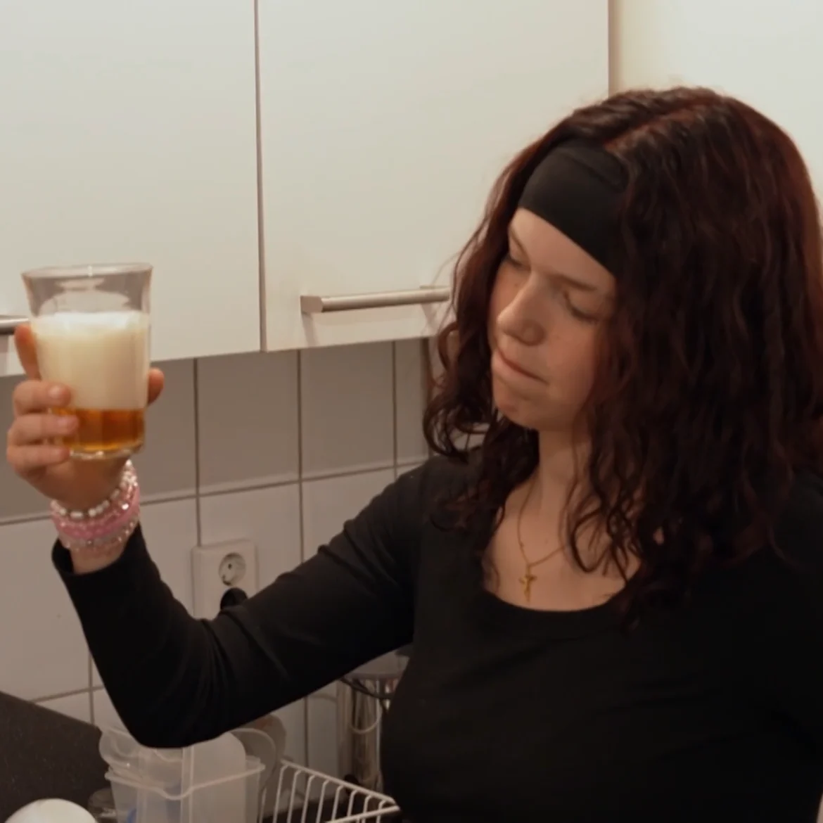 Liselot (13) experimenteert in 'Pubers' met alcohol: 'Kan je het schuim van het bier afhalen?'