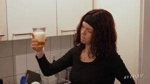 Thumbnail voor Liselot (13) experimenteert in 'Pubers' met alcohol: 'Kan je het schuim van het bier afhalen?'