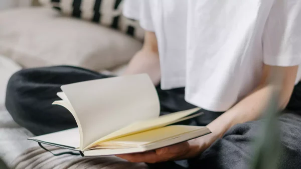 Vrouw leest een dagboek op de bank | Bedrogen Vrouw