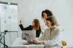 Thumbnail voor Vrouwen verdienen nog altijd 12 procent minder per uur dan mannen: 'Het is echt bizar'