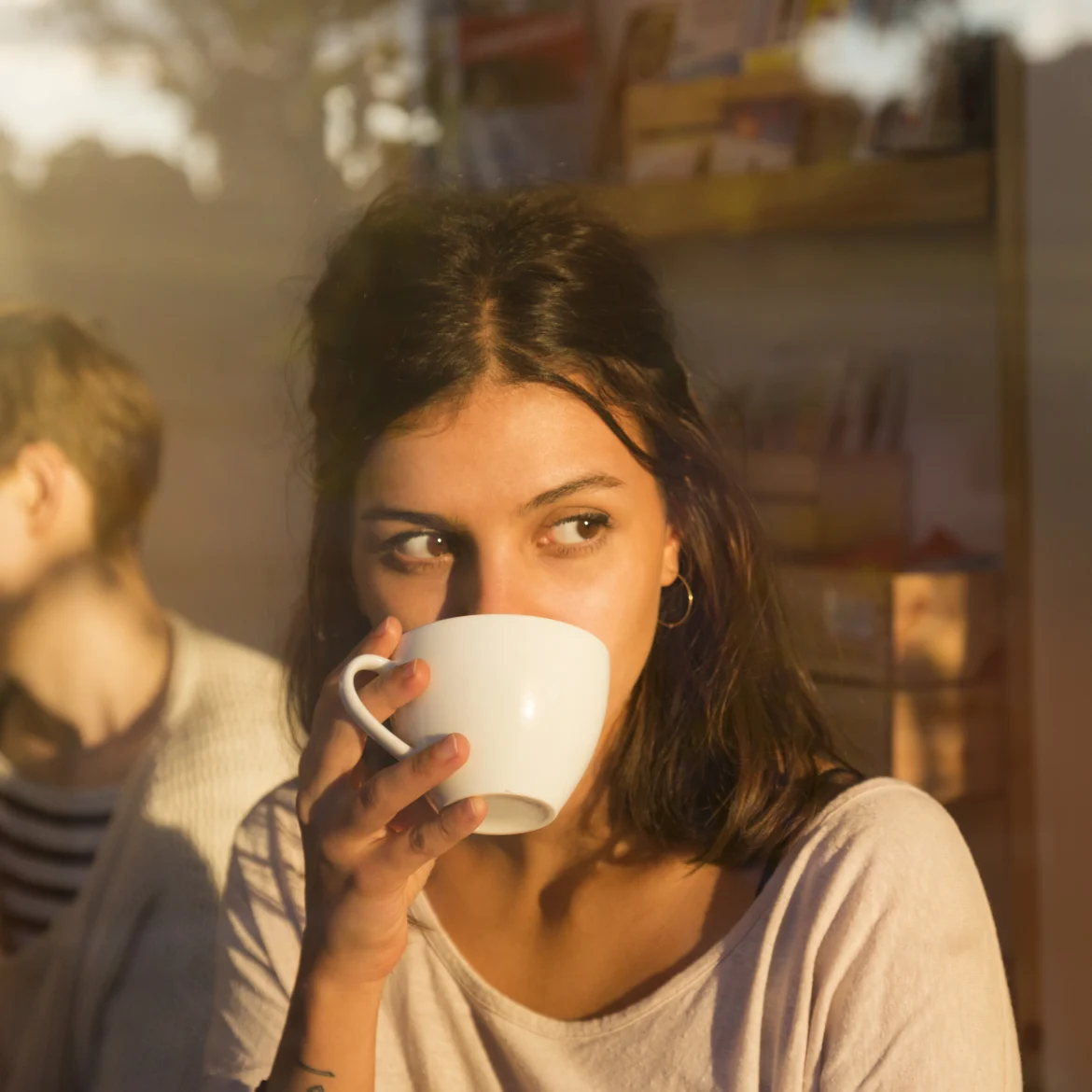 Vrouw drinkt koffie