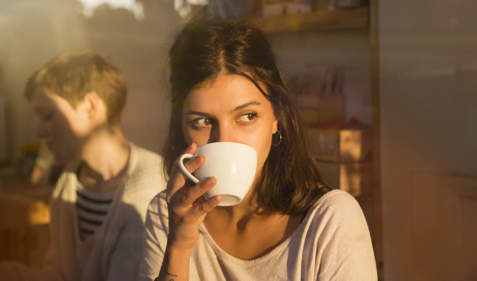 Vrouw drinkt koffie