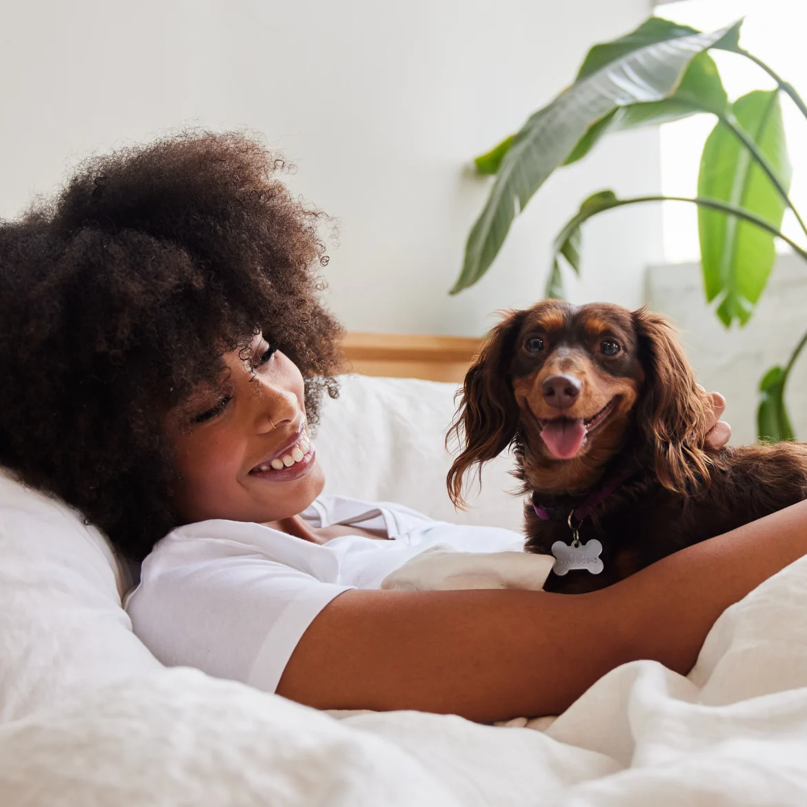 hond baasje in bed