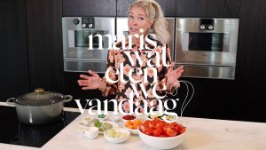 Thumbnail voor Bon appétit: Mariska Bauer duikt de keuken in en maakt tomatensoep in een Bauers-jasje