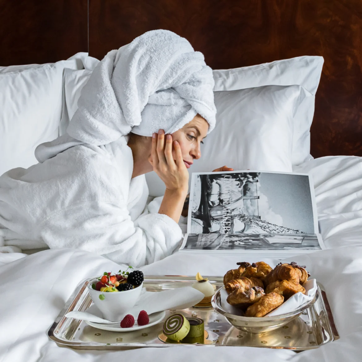 Vrouw in hotelbed