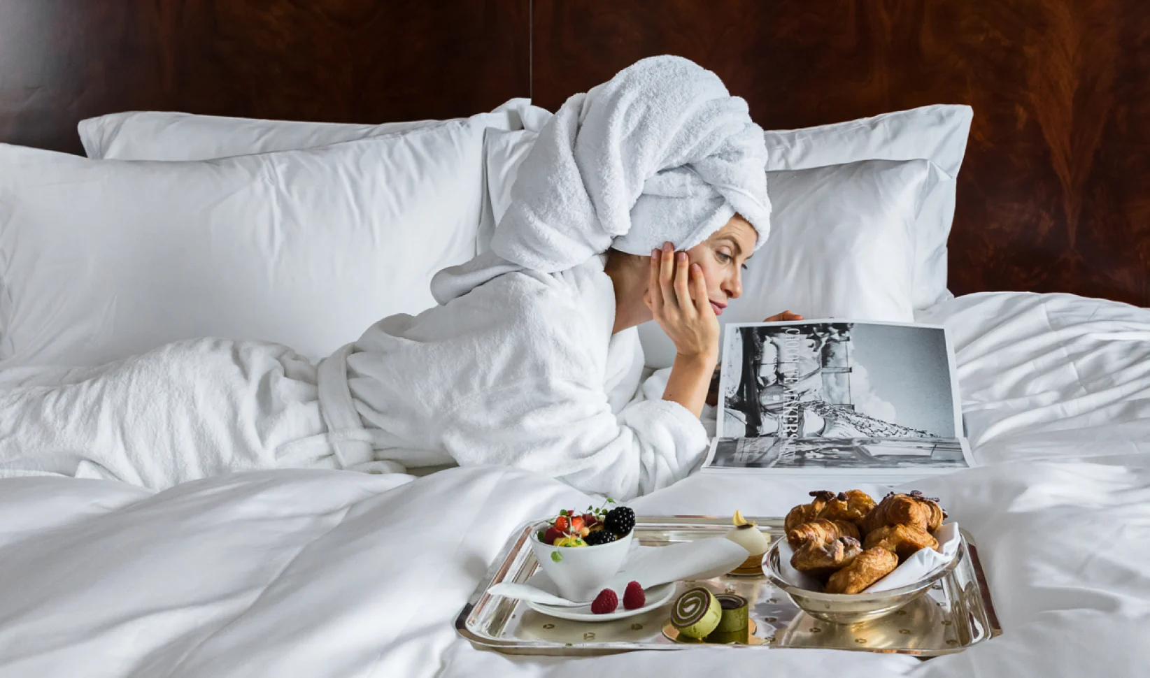 Vrouw in hotelbed