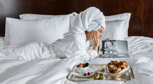 Vrouw in hotelbed